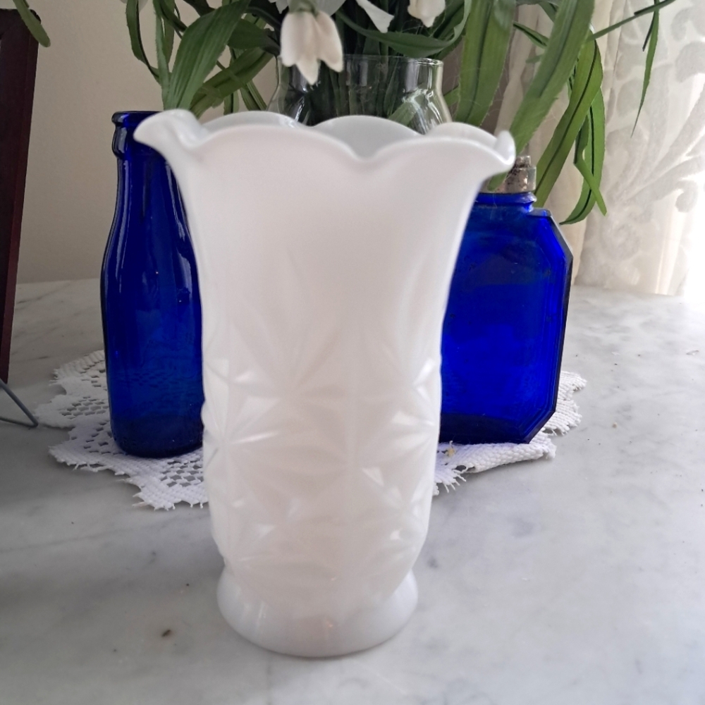 Vintage Milk Glaas Starburst Vase